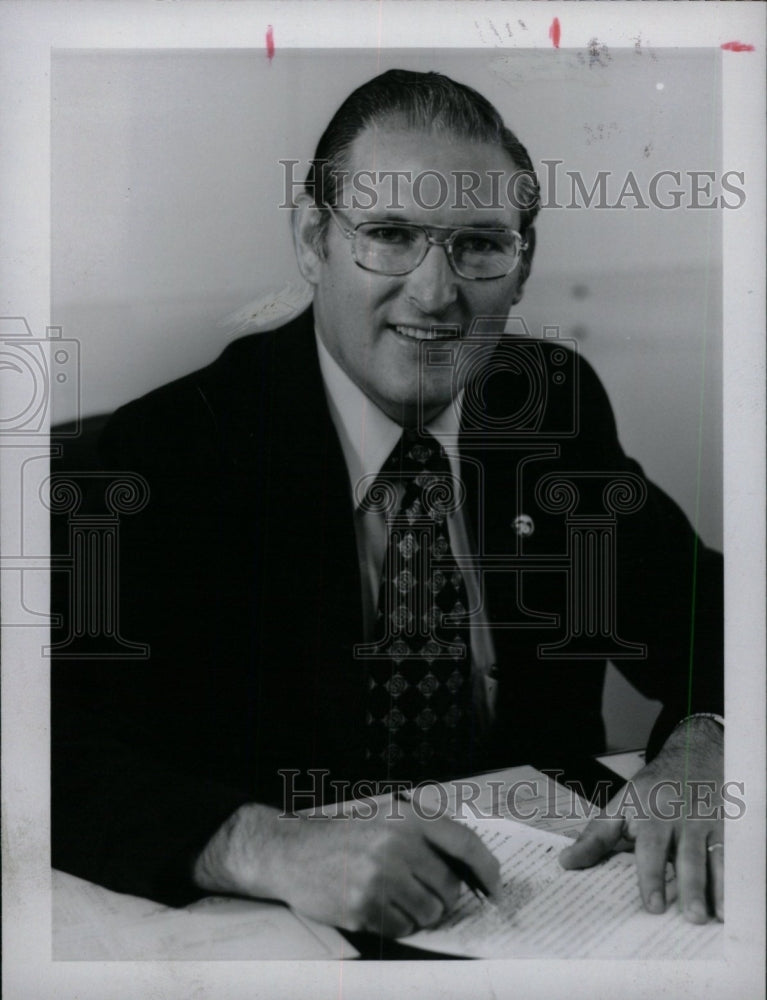 1976 Press Photo KENNETH KAUFFMAN ASSISTANT CHIEF - RRW99147 - Historic Images