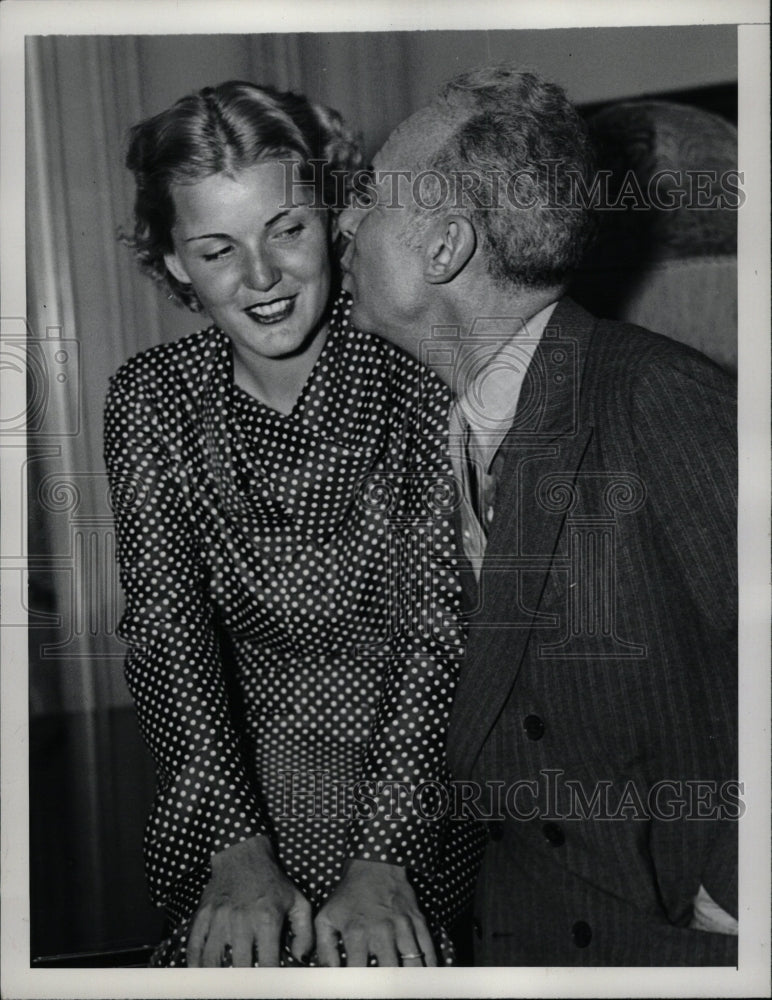 1952 Press Photo Tommy Manville Marcelle Edwards marry - RRW99209 - Historic Images