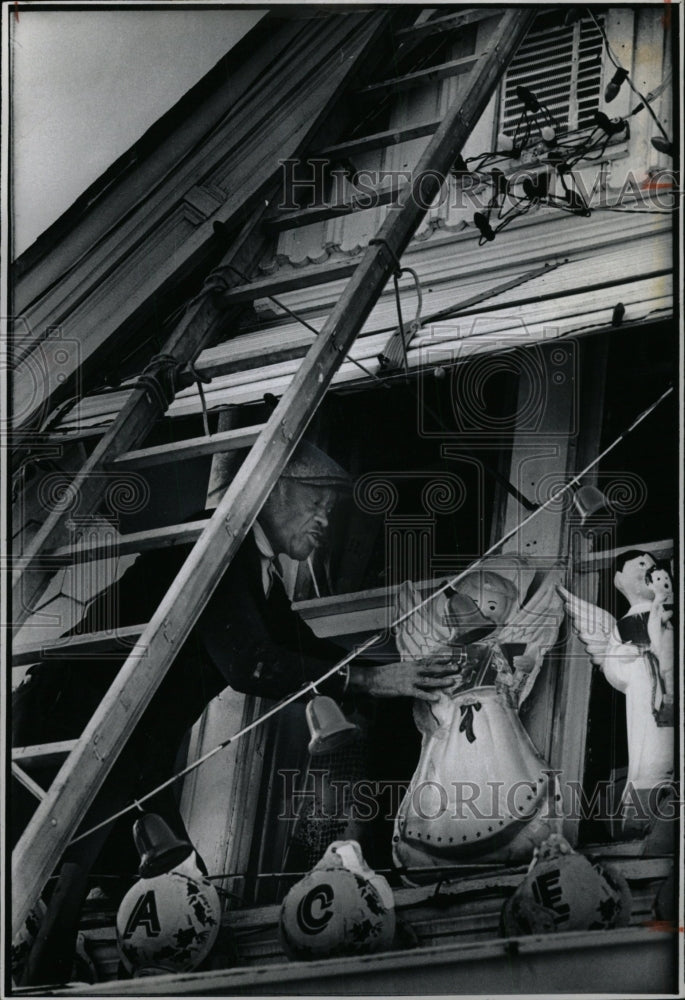 1976 Press Photo Lois Johnson climbs on the roof - RRW99273 - Historic Images