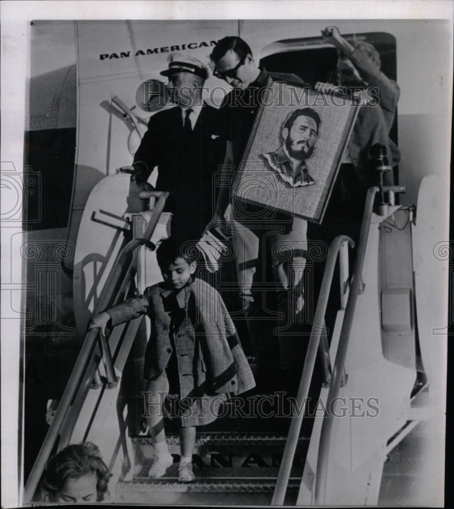 1964 Press Photo Ed Lemansky carries a picture of Fidel - RRW99407 - Historic Images