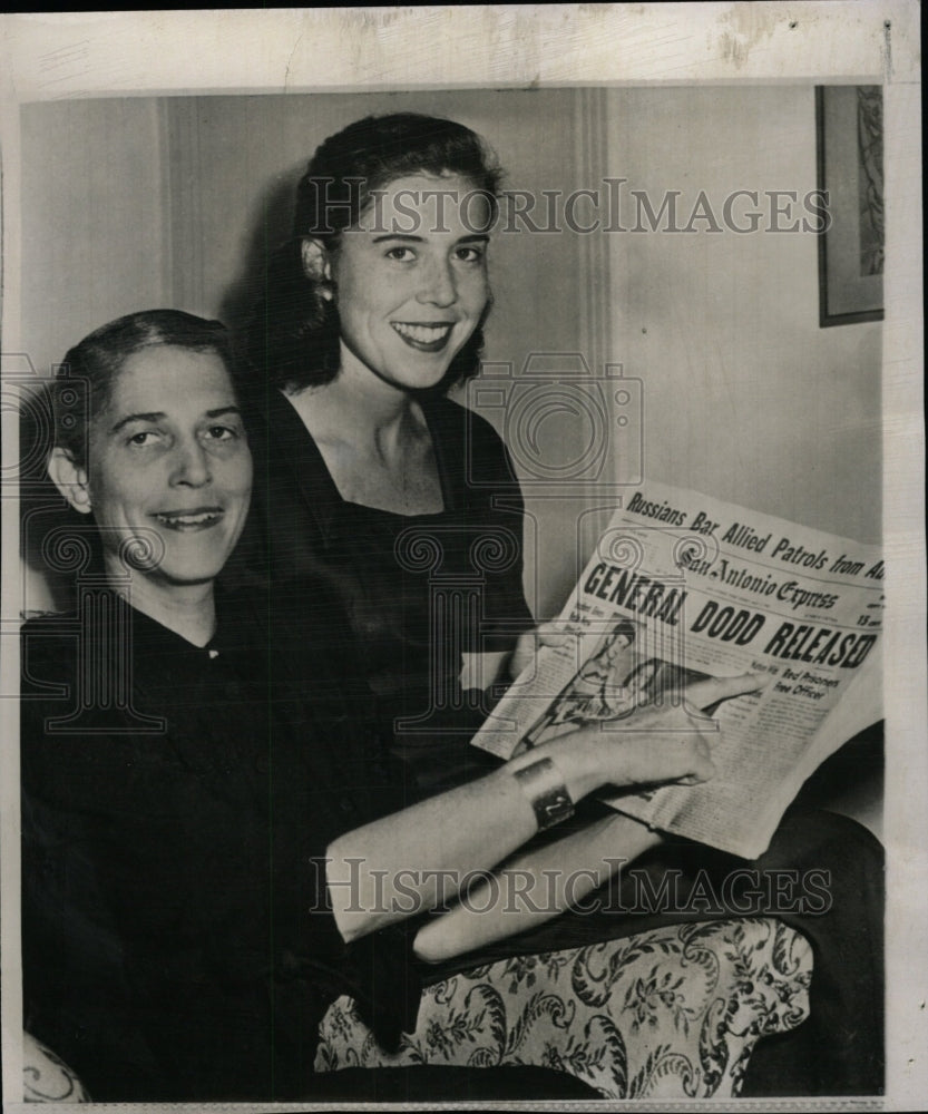 1952 Press Photo Dodd Mother Daughter React Good News - RRW99417 - Historic Images