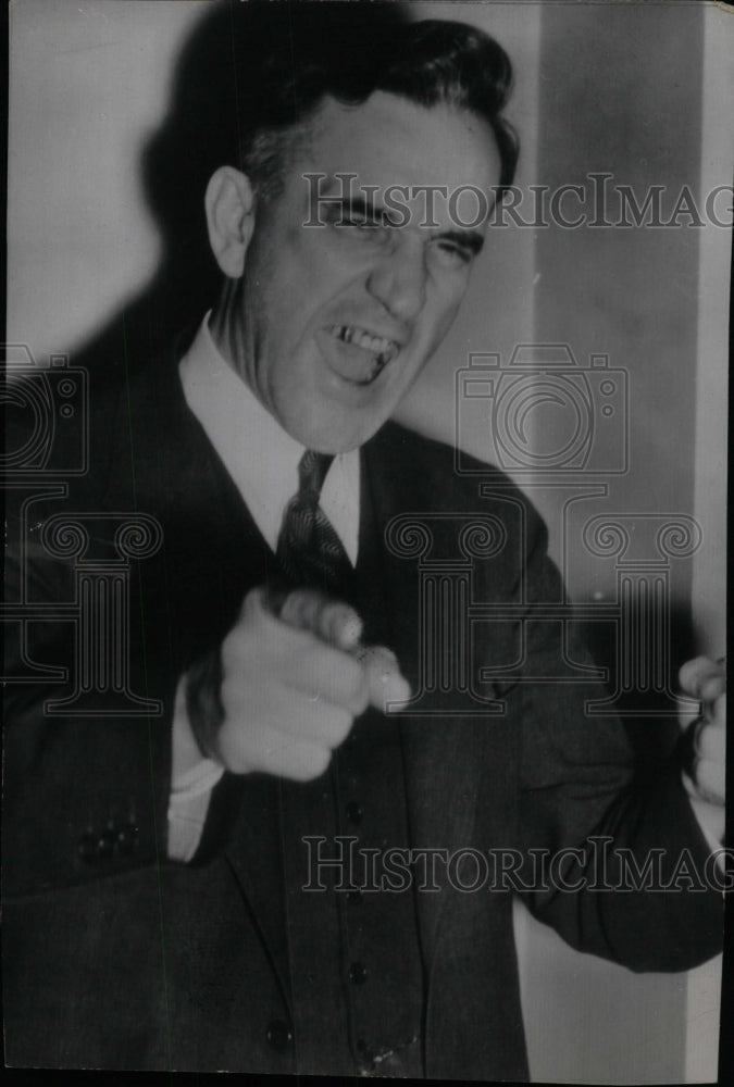 Press Photo John McCormick Excited Pointing Fingers - RRW99465 - Historic Images