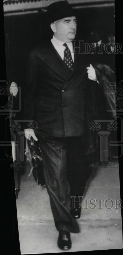 Press Photo London Businessman Carrying Briefcase - RRW99491 - Historic Images