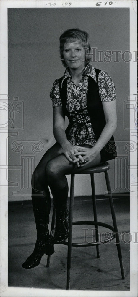 1971 Press Photo Actress Karvel Sitting On Stool - RRW99513 - Historic Images