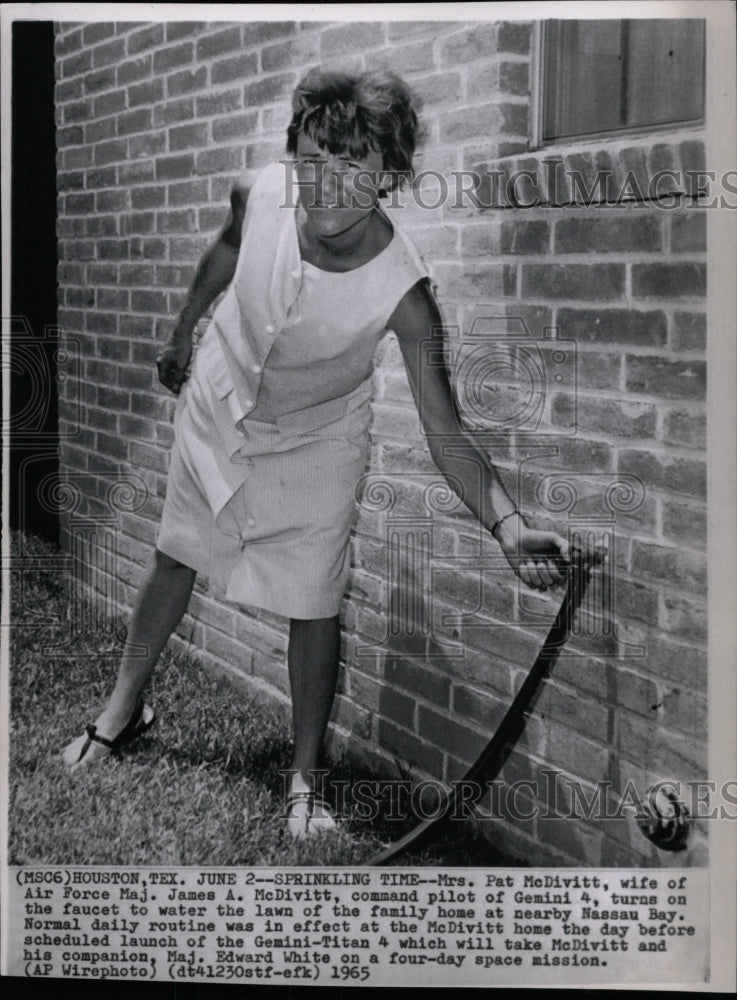 1965 Press Photo Gemini 4 Astronaut Wife Watering Lawn - RRW99517 - Historic Images