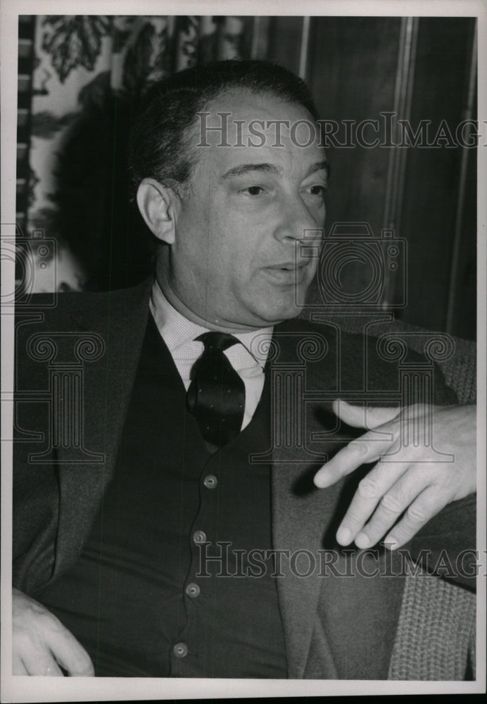 1957 Press Photo Victor Borge Danish Comedian Conductor - RRW99523 - Historic Images