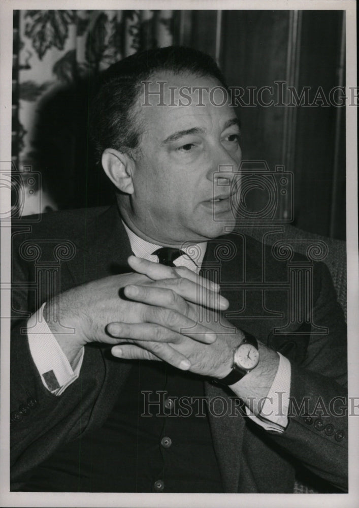 1957 Press Photo Victor Borge Speaking Hands Crossed - RRW99529 - Historic Images