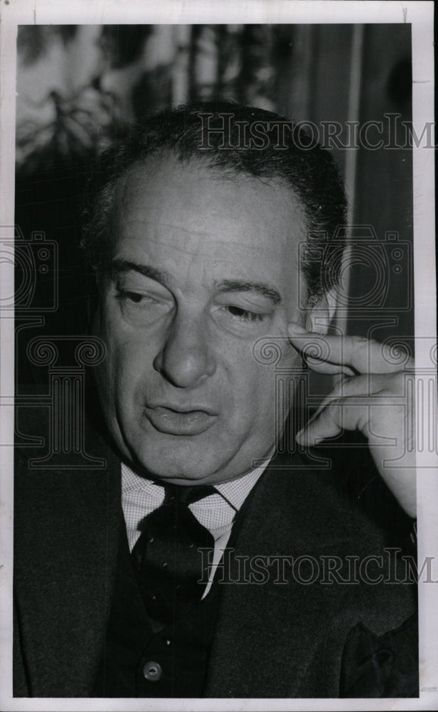 1957 Press Photo Victor Borge Politician Thinking - RRW99531 - Historic Images