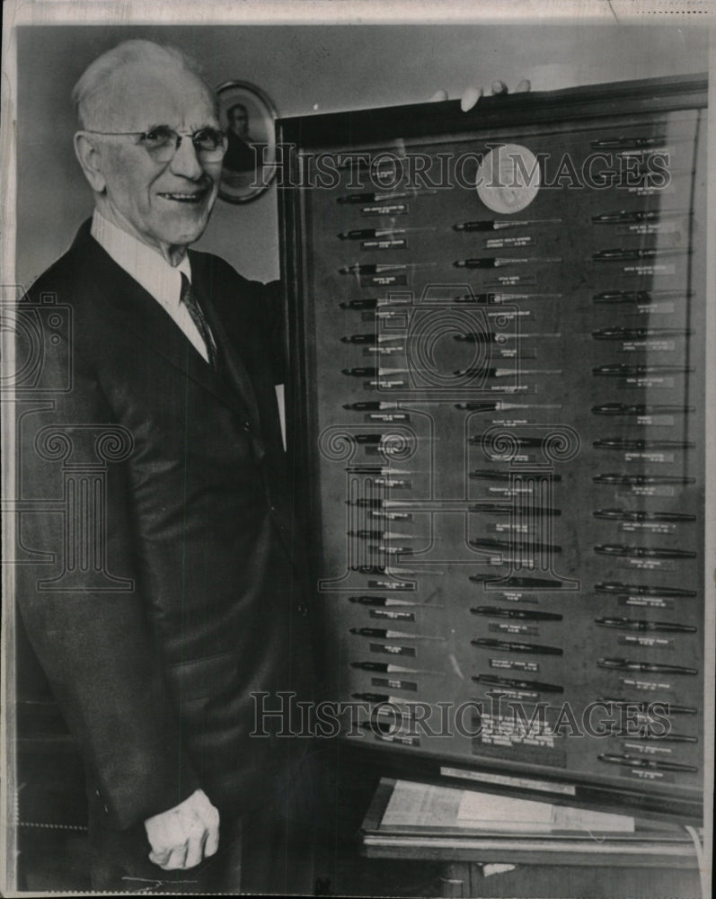 1966 Press Photo House Speaker Showing Pres Gift - RRW99539 - Historic Images