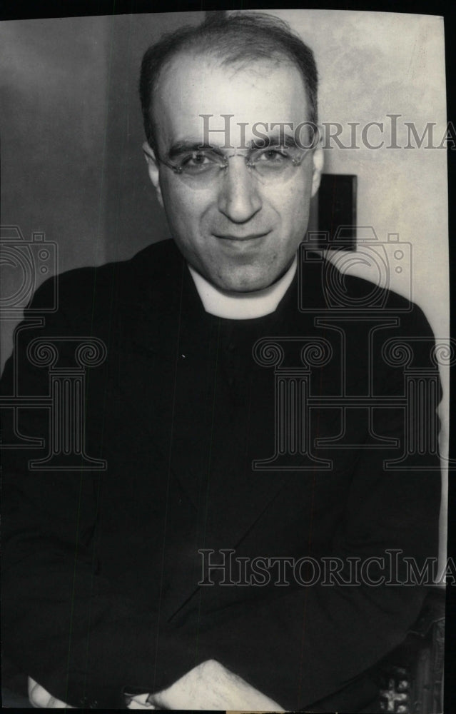 1954 Press Photo Latest Choice Father Paul Mccuchi Prie - RRW99627 - Historic Images