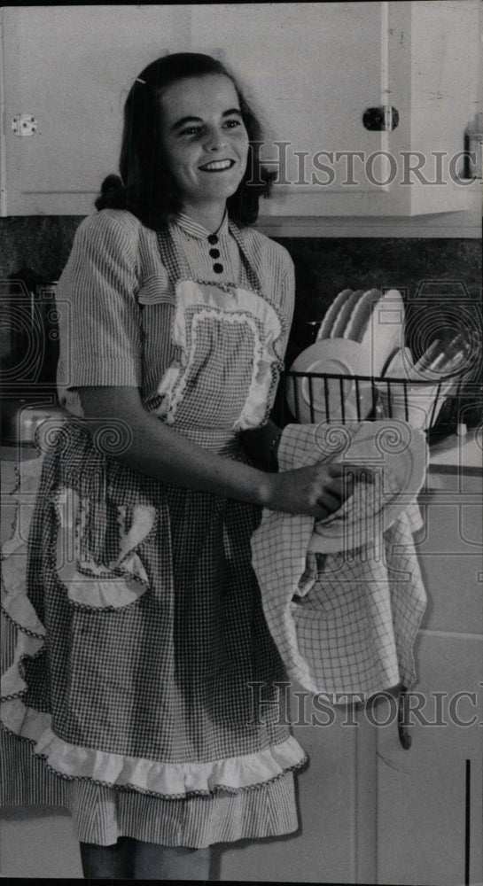 1947 Press Photo New Wife Washing Dishes Mrs Lanius Jr - RRW99661 - Historic Images