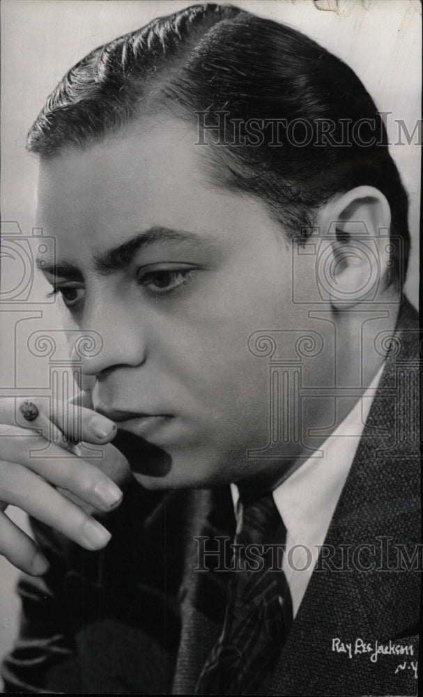 1944 Press Photo Singer Levant Smoking Cigarette Promo - RRW99691 - Historic Images