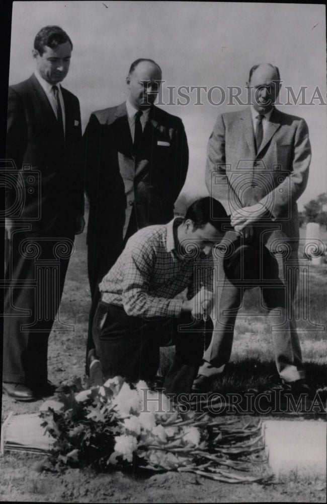 1962 Press Photo Stowaway Visiting Brothers Grave - RRW99699 - Historic Images