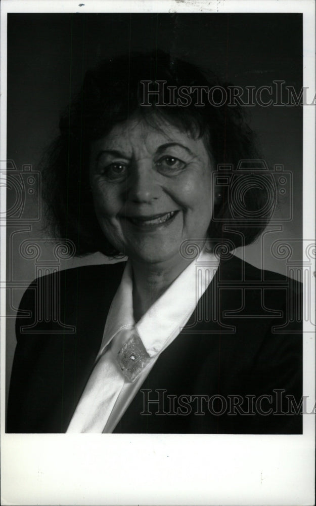 1995 Press Photo Author Bev Hall Book Promo Portrait - RRW99723 - Historic Images