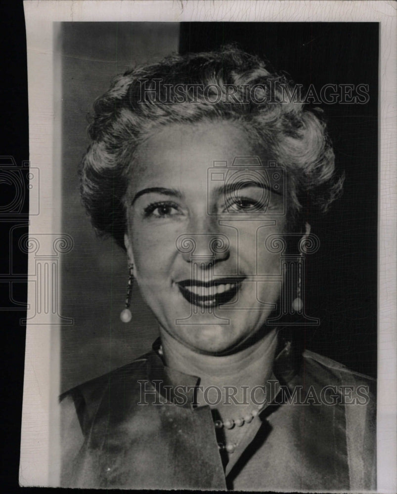 1952 Press Photo Socialite Olga Konow Wearing Pearls - RRW99733 - Historic Images