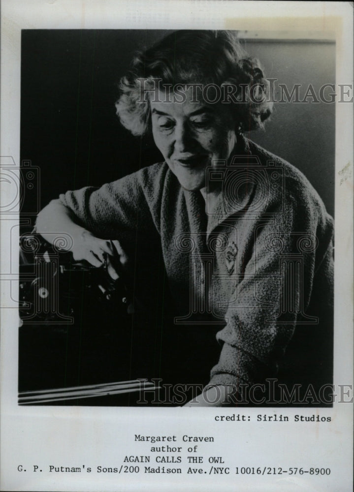 1980 Press Photo Again Calls Owl Book Author Craven - RRW99759 - Historic Images