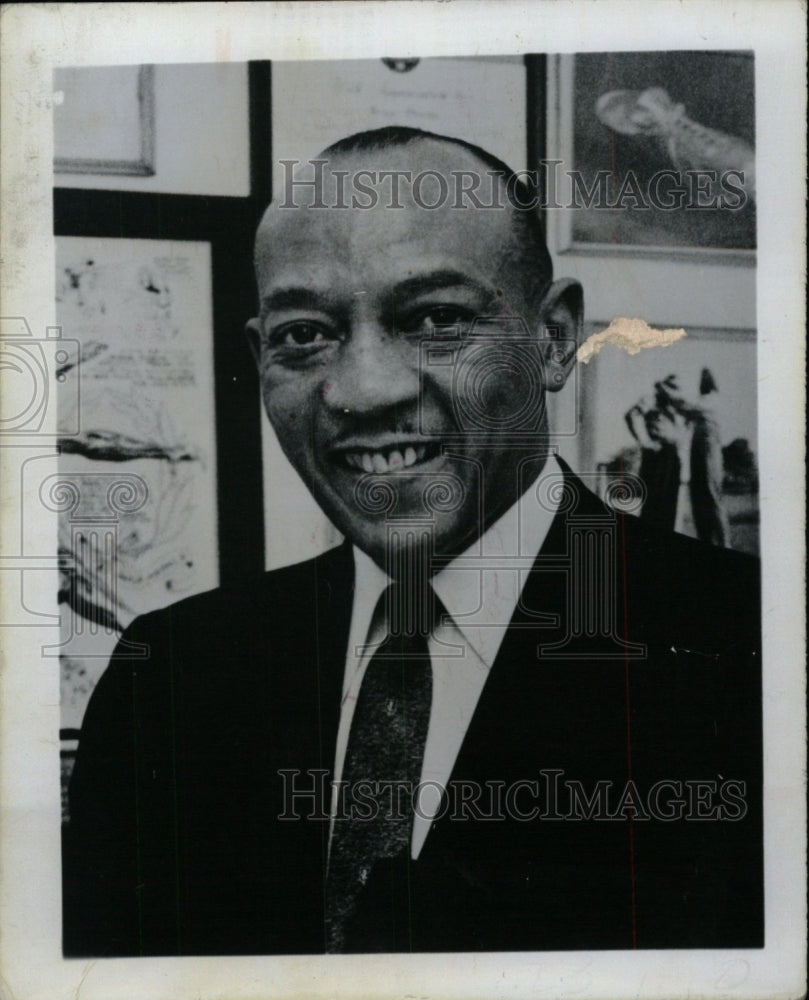 1970 Press Photo Businessman Jesse Owens In OFfice - RRW99887 - Historic Images