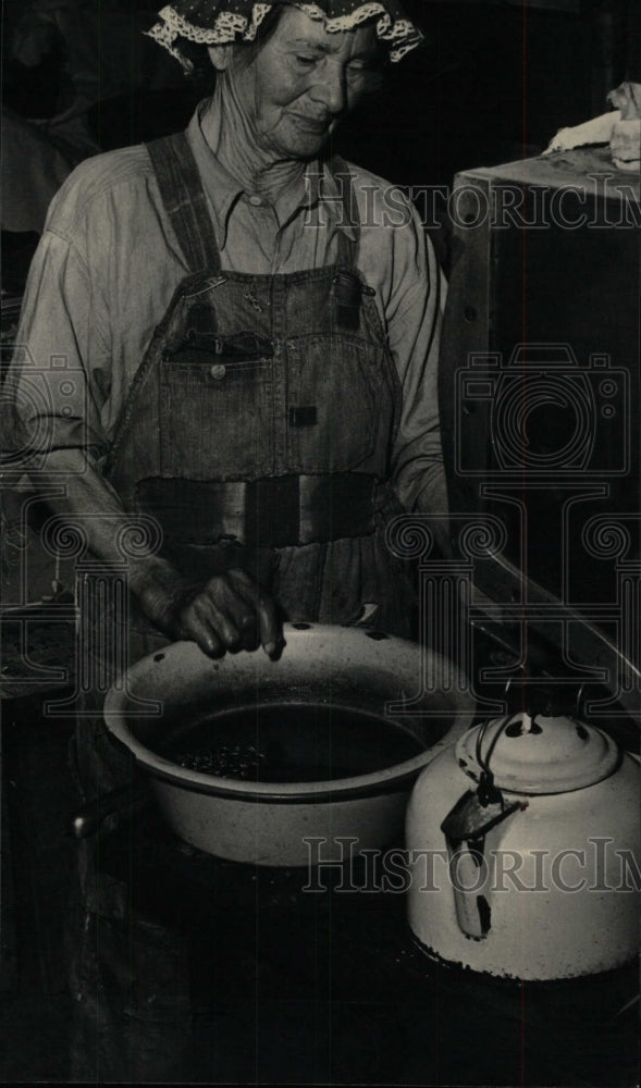 Press Photo Ranch Elderly Woman Bowl Water Pot - RRW99919 - Historic Images