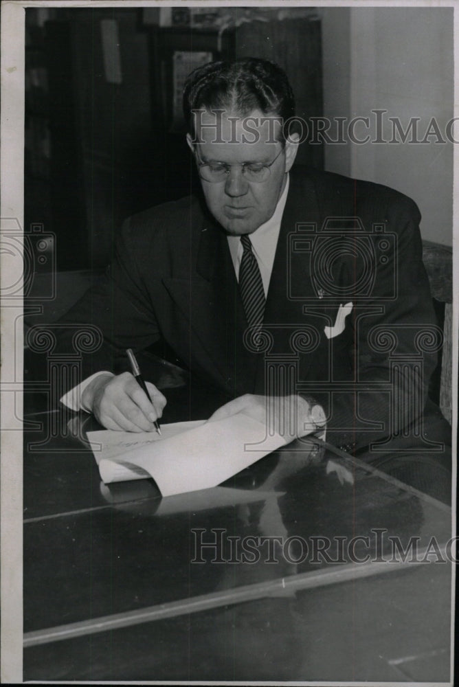 1947 Press Photo Politician Michaelsen Signing Papers - RRW99937 - Historic Images