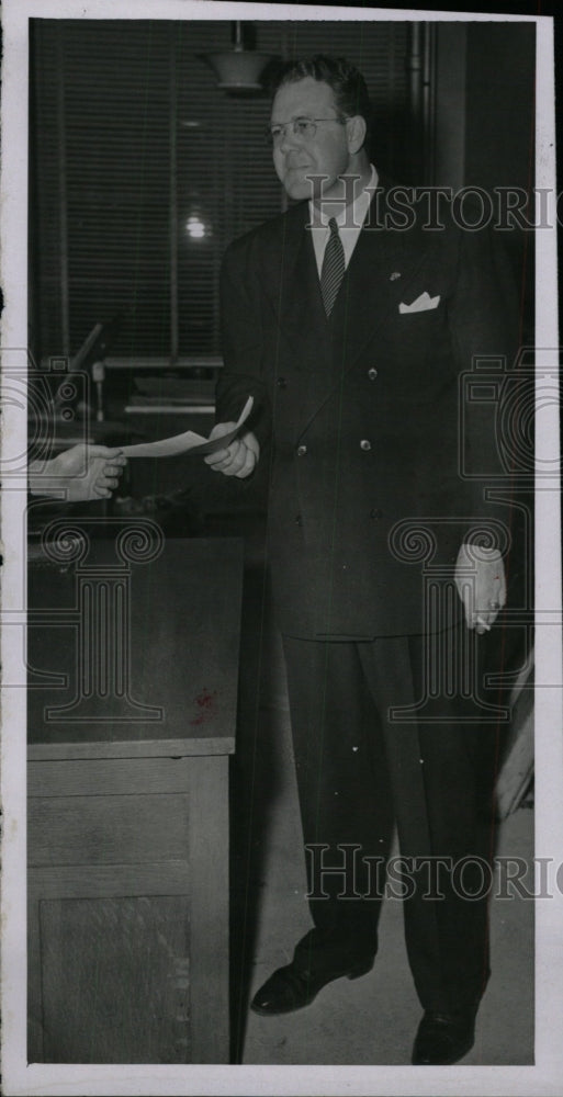 1947 Press Photo Michaelsen Handing Over Papers - RRW99939 - Historic Images