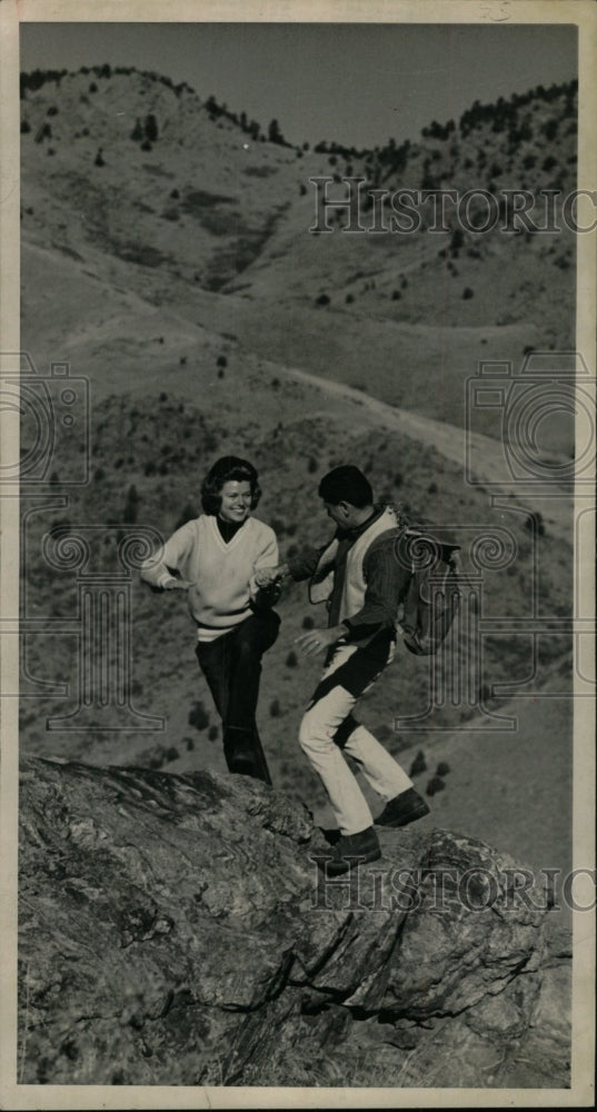 1964 Press Photo Larry Atler gives wife Marilyn hikers - RRW99973 - Historic Images