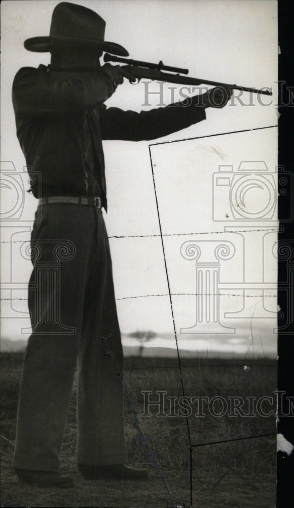 1937 Press Photo Rustler Using Gun Cattle Rustling - RRW99979 - Historic Images