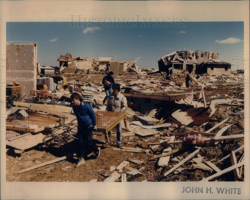 1991 Press Photo Mitch Szafrn Jeff Millard tornado Home - RRX00019 - Historic Images