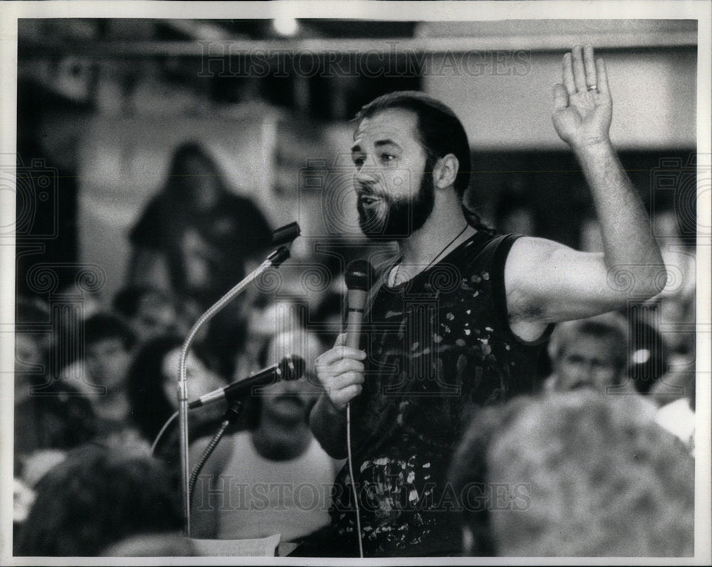 1989 Glenn Kaiser delivers sermon community - Historic Images