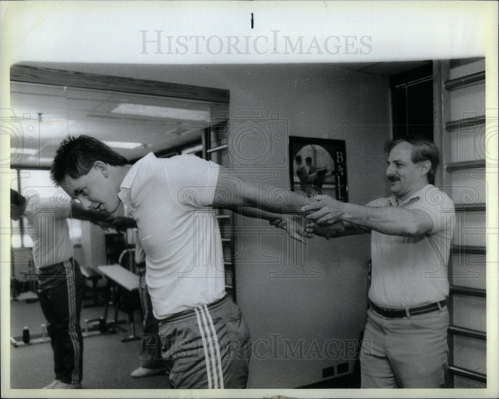 1988 Press Photo Shoulder Partner Paul Bishop Plus - Historic Images