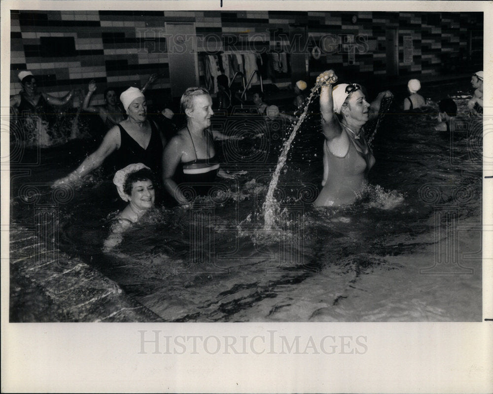 1983 Press Photo YMCA Aqua aerobics laverne mason class - Historic Images