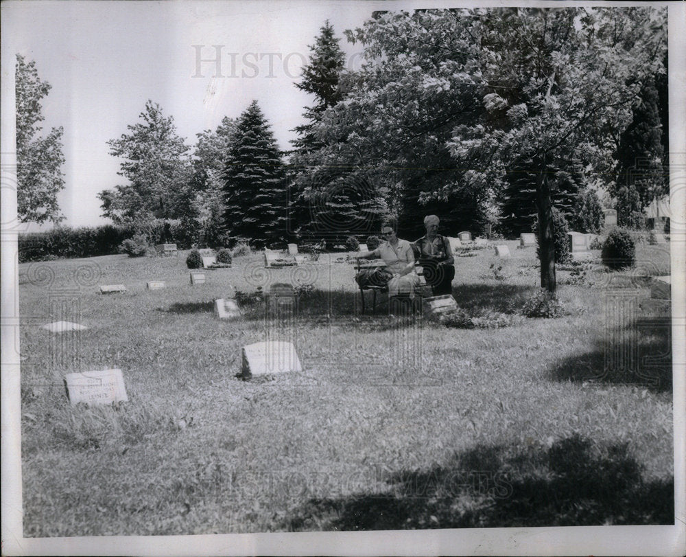 1957 Thousand Pet Hinsdale Pet Cemetery - Historic Images