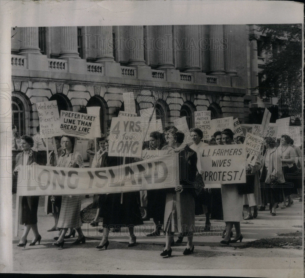 1956 Women Picket Agriculture Department - Historic Images