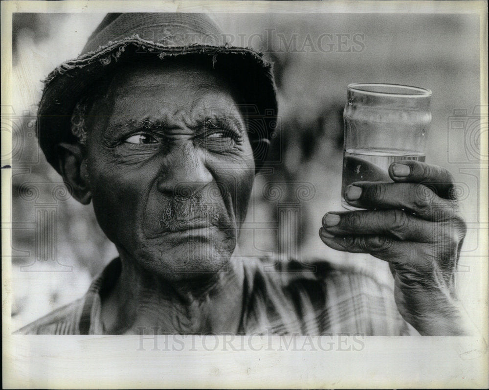 1984 Press Photo Joe Walker Glass Bad Water Jug Home - Historic Images