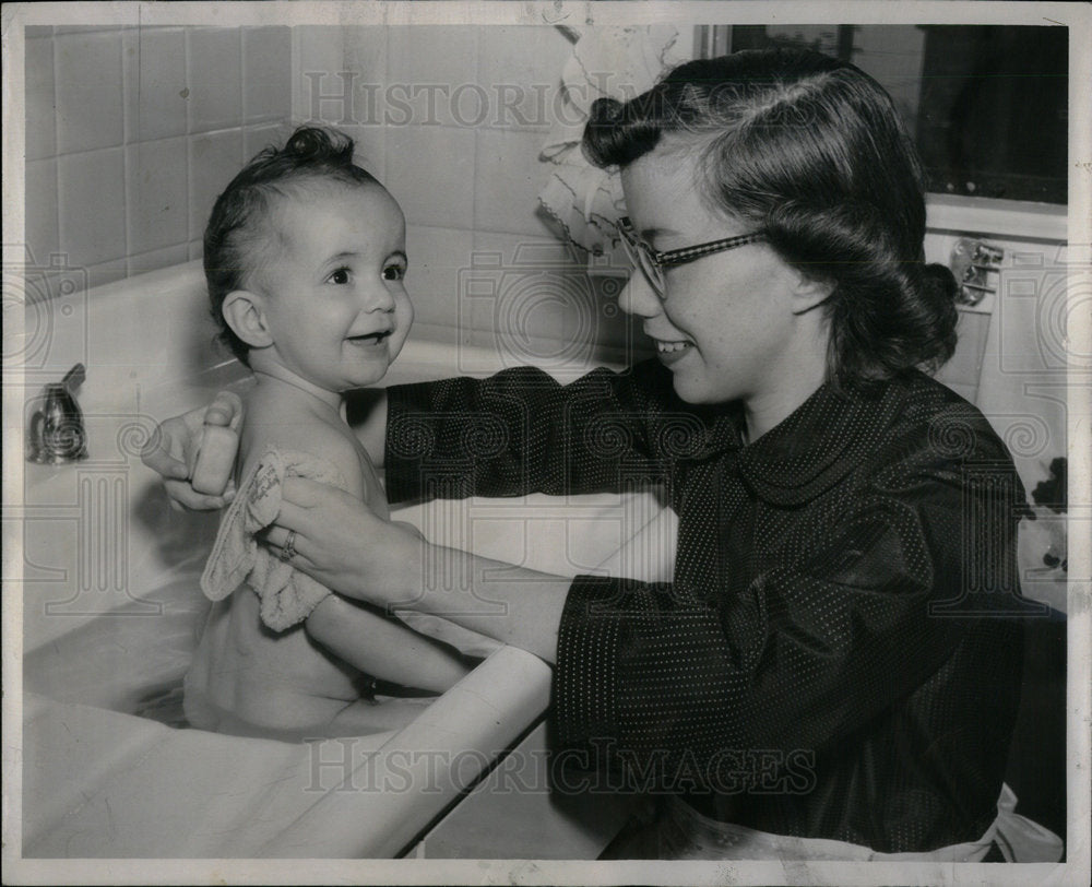 1953 Water shortage Baby sponge bath mother - Historic Images