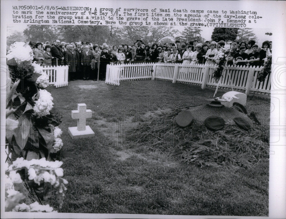 1965 Nazi Survivors celebrate V-E Day. - Historic Images