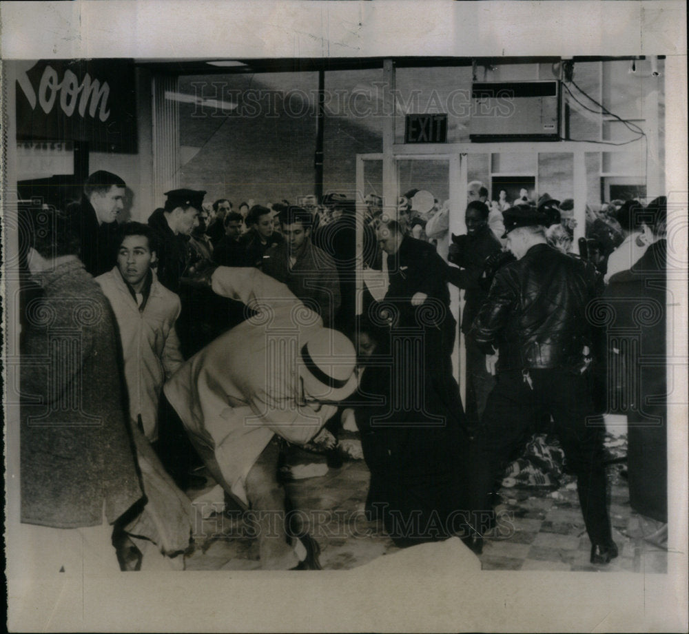 1964 Bargain Hunters in Discount Shop. - Historic Images