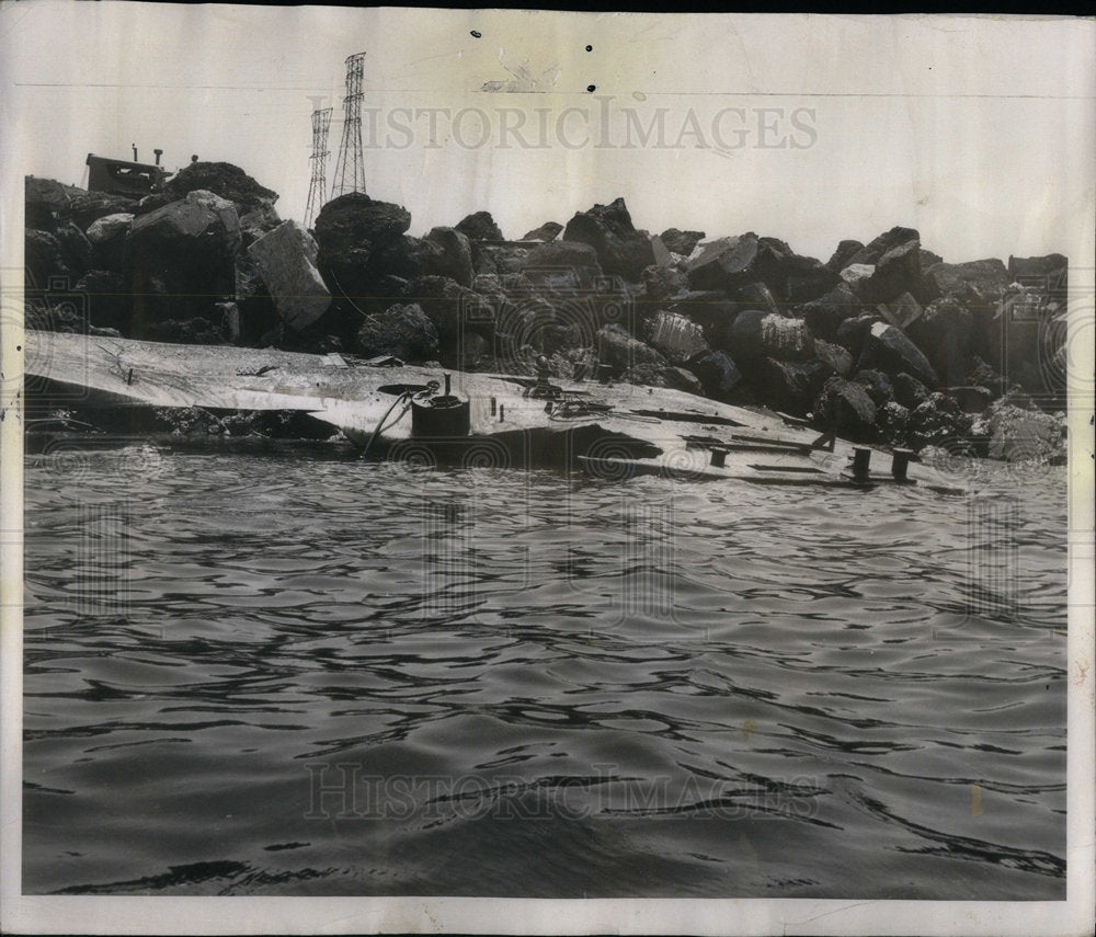 1959 Press Photo Rocky Gary Shore Oil Barge - RRX00557- Historic Images