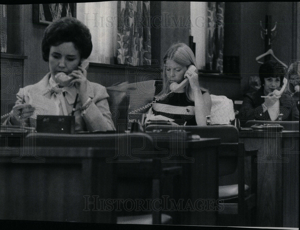 1974 National Boulevard Bank supervisor-Historic Images