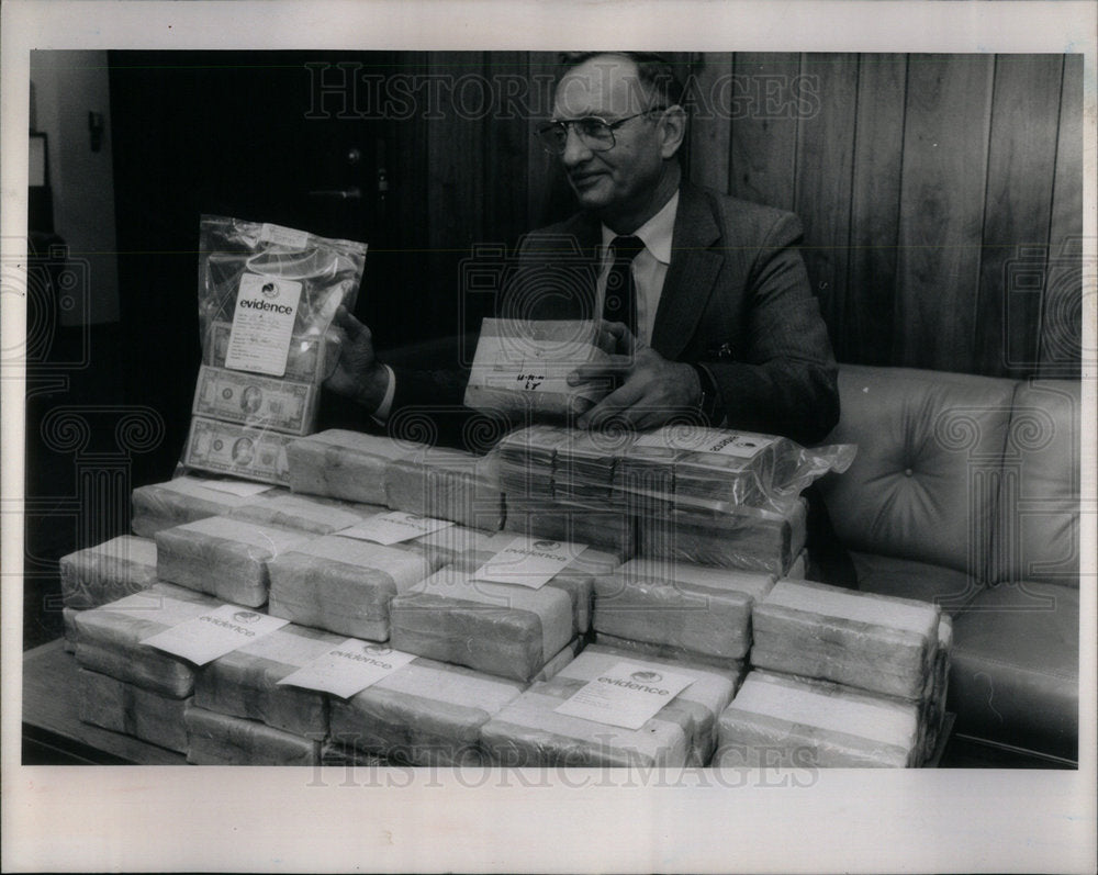 1989 Press Photo  Raymond Vinsik Drug Enforcement raid - Historic Images