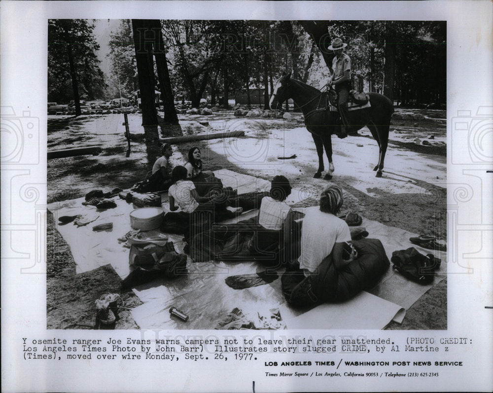 1977 Yosemite ranger Joe Evans warms camper - Historic Images