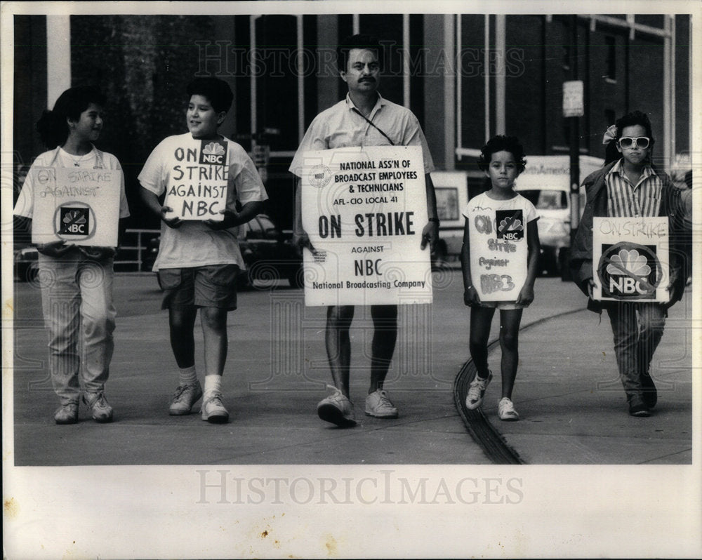 1987 NBC employees Silvio Costales strike - Historic Images