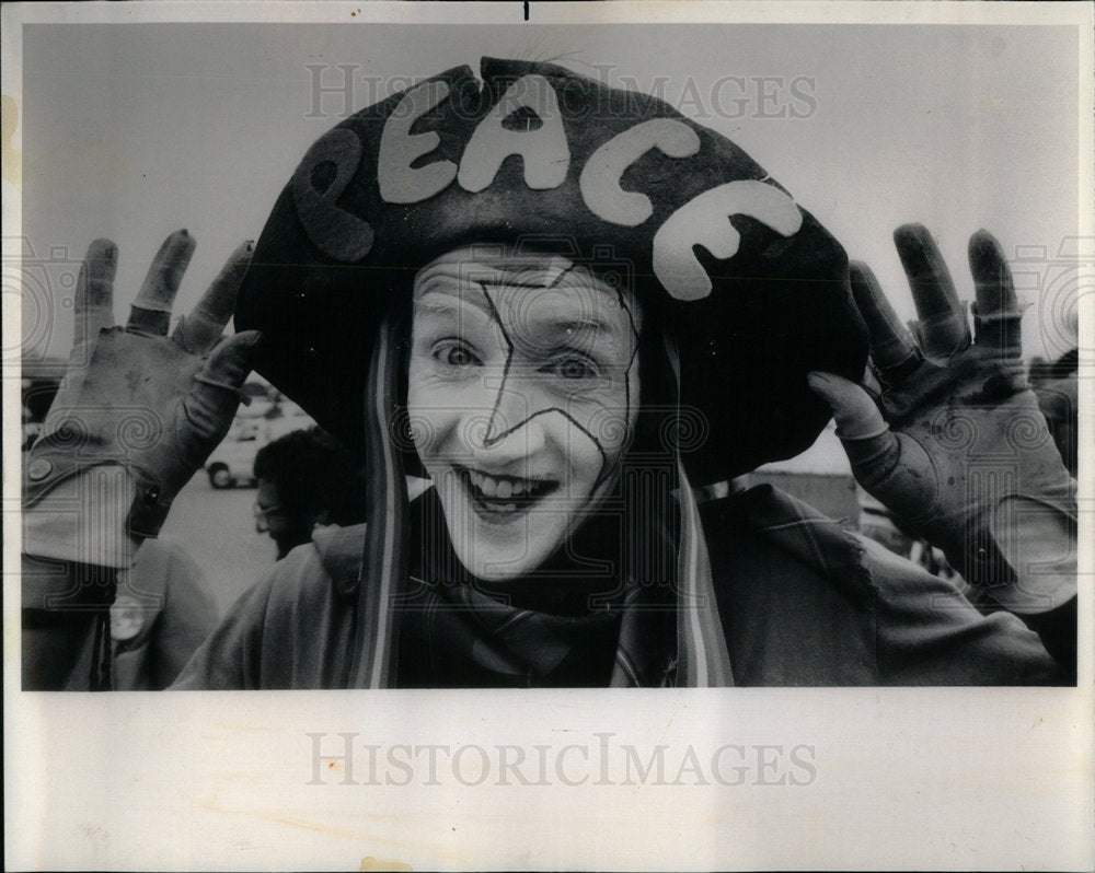 1986 Hinton Harrison Aspen Colo Clown Peace  - Historic Images