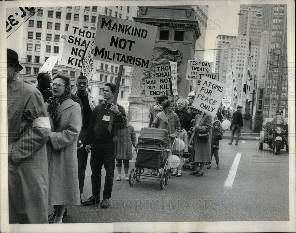 1963 Peace Marchers Group - Historic Images