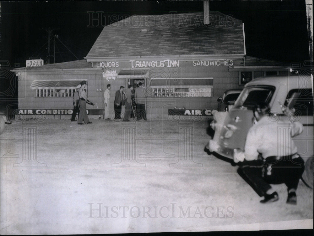 1957 Triangle Inn Policemen enter narcotics - Historic Images