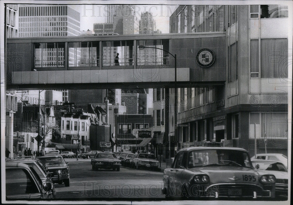 1975 Midair passengers Chicago Kinzie Rush - Historic Images