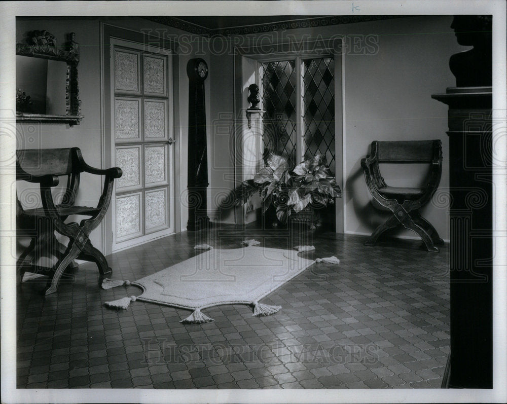 1995 Linoleum Gains Status drawing room - Historic Images