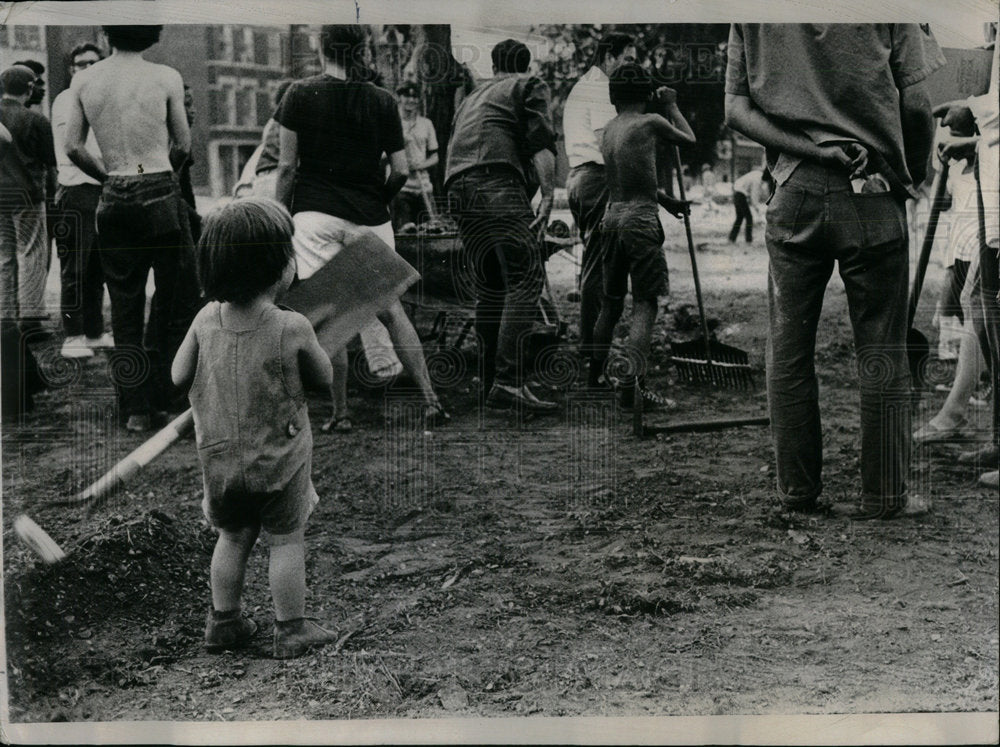 1969 People Park Hermitage Shovel Halsted - Historic Images