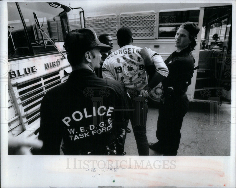 1991 Press Photo Chicago Narcotics Police Raid - Historic Images