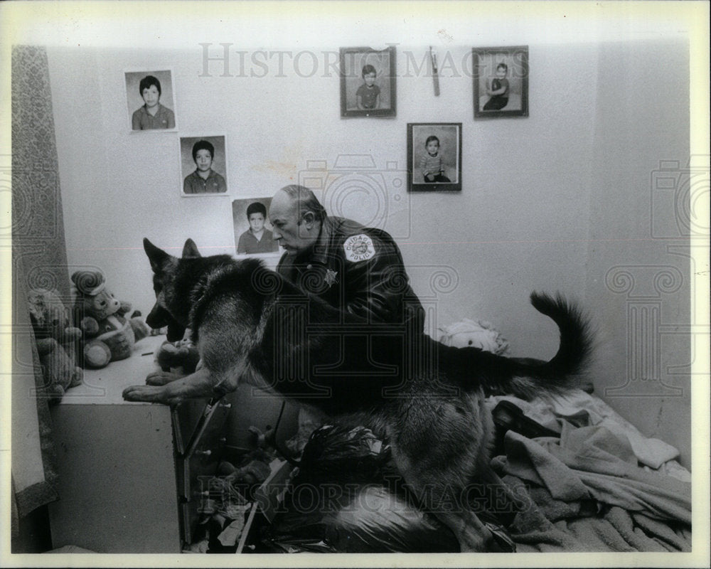 1985 Press Photo West Drug Traffic Police Raid House - Historic Images