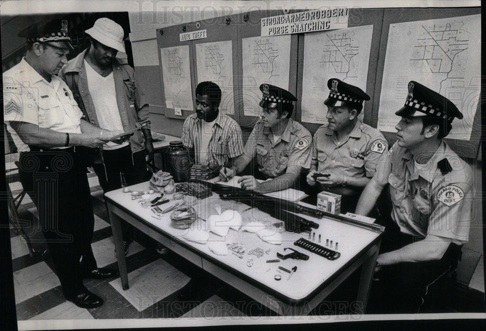 1972 Press Photo Gun Narcotics Business Police Men Haul - RRX01301 - Historic Images